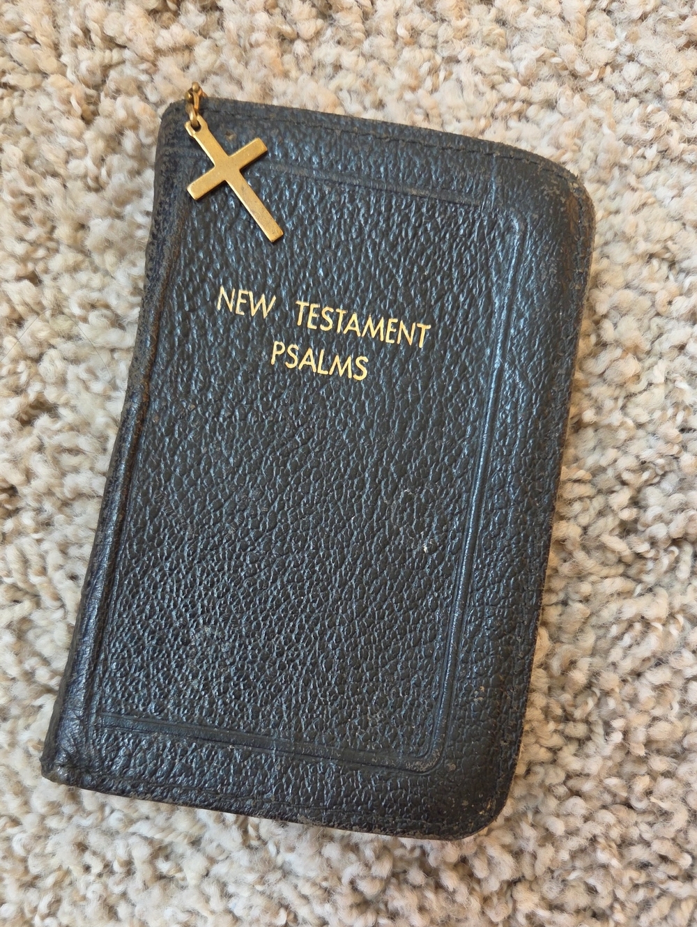 Vintage World New Testament & Psalms Black Leather Zipper Cross Pocket Bible